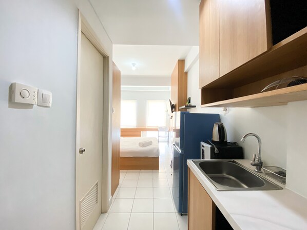 Estudio | Cocina privada | Frigorífico, placa de cocina y arrocera