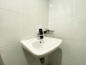Studio | Badkamer | Een douche, handdoeken, zeep, shampoo
