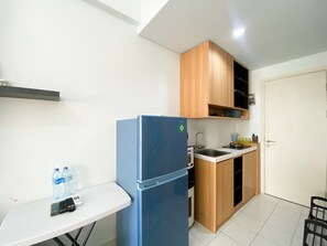 Private kitchen - Best Homey Studio At Patraland Urbano Apartment (Bekasi)