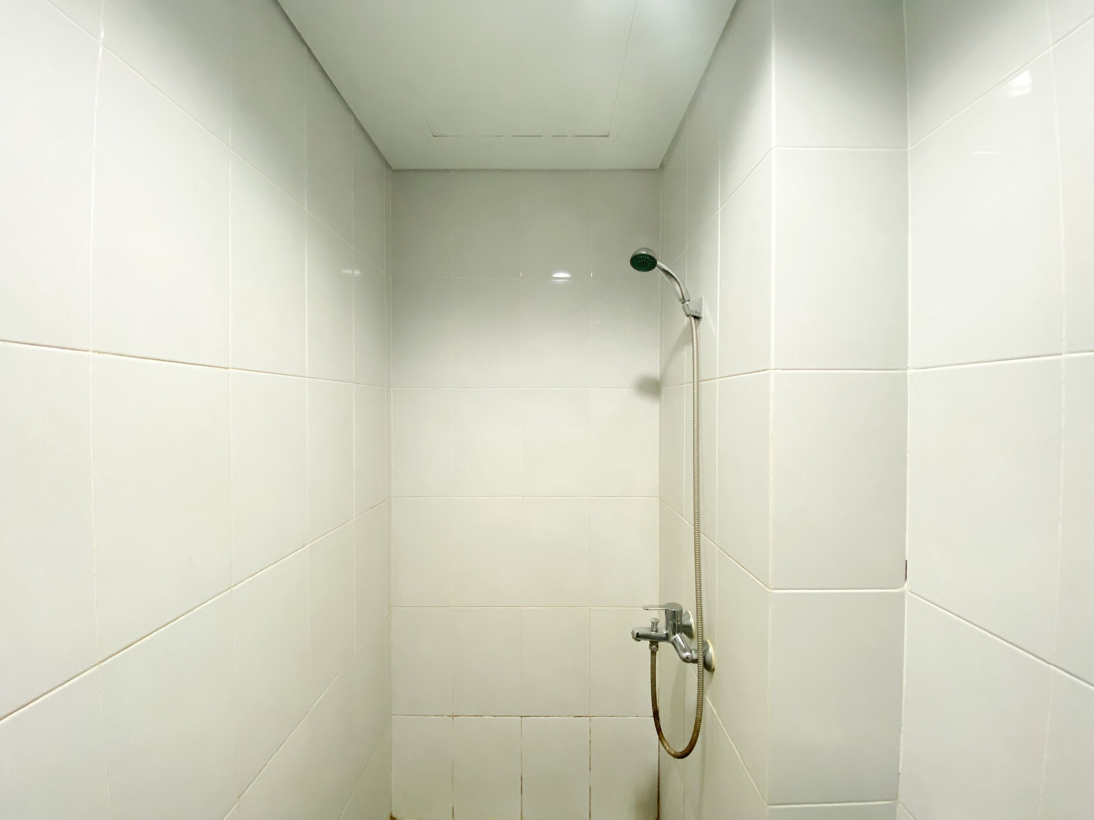 Studio | Bathroom | Shower, towels, soap, shampoo