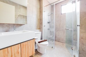 Apartment | Badezimmer | Dusche, Handtücher, Seife, Shampoo