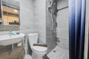A bathroom with a sink, toilet, and shower. - Cozy Living 1Br Collins Boulevard Apartment (Tangerang)
