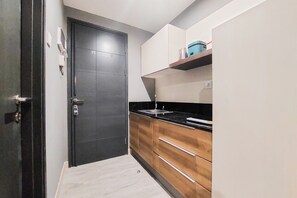 Private kitchen - Cozy Living 1Br Collins Boulevard Apartment (Tangerang)