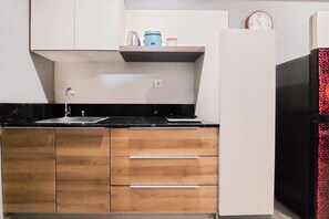 Private kitchen - Cozy Living 1Br Collins Boulevard Apartment (Tangerang)