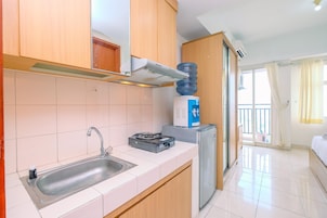 Estudio | Cocina privada | Frigorífico, placa de cocina y arrocera