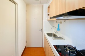 Private kitchen - Modern Look Studio At Tokyo Riverside Pik 2 Apartment (Teluknaga)