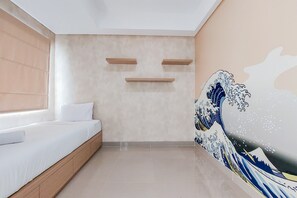 Et moderne hotelværelse med en seng, et træpanel bag hovedgæret, en vægmonteret hylde og et stort maleri af en bølge.