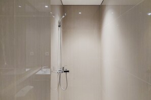 Studio | Bathroom - Cozy And Homey Studio At Bintaro Embarcadero Apartment (South Tangerang)