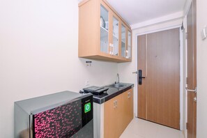 Private kitchen - Cozy And Nice Studio Loft Apartment At Apple 1 Condovilla (Jakarta)