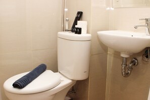 Studio | Bathroom