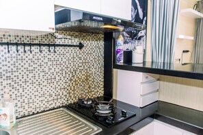 Studio | Private kitchen | Fridge, stovetop, rice cooker, dining tables - Comfort And Warm Studio At Serpong Greenview Apartment (South Tangerang)