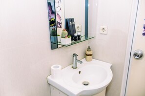 Studio | Bathroom