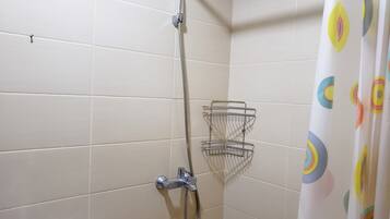 Studio | Salle de bain | Douche, serviettes fournies, savon, shampoing