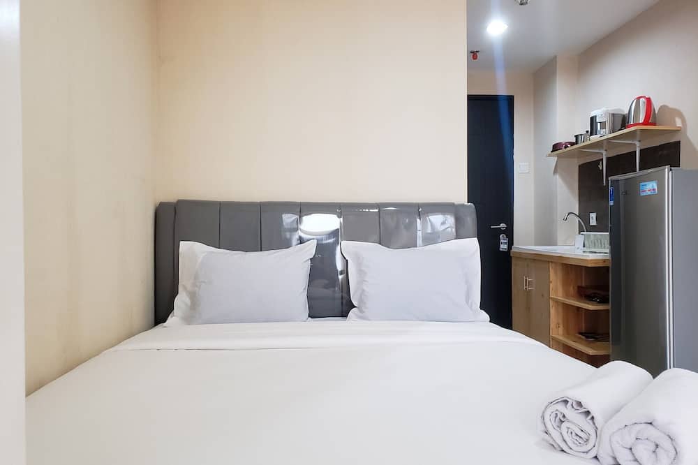 Nice And Elegant Studio At Belmont Residence Puri Apartment