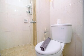 Studio | Bathroom | Shower, towels, soap, shampoo