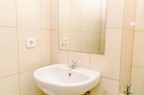 Apartment | Bathroom | Shower, towels, soap, shampoo