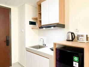 Estudio | Cocina privada | Frigorífico, placa de cocina y arrocera