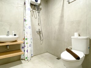 Bathroom - Minimalist And Strategic Studio At Pollux Chadstone Apartment (Cikarang)