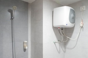 Studio | Salle de bain | Douche, serviettes fournies, savon, shampoing