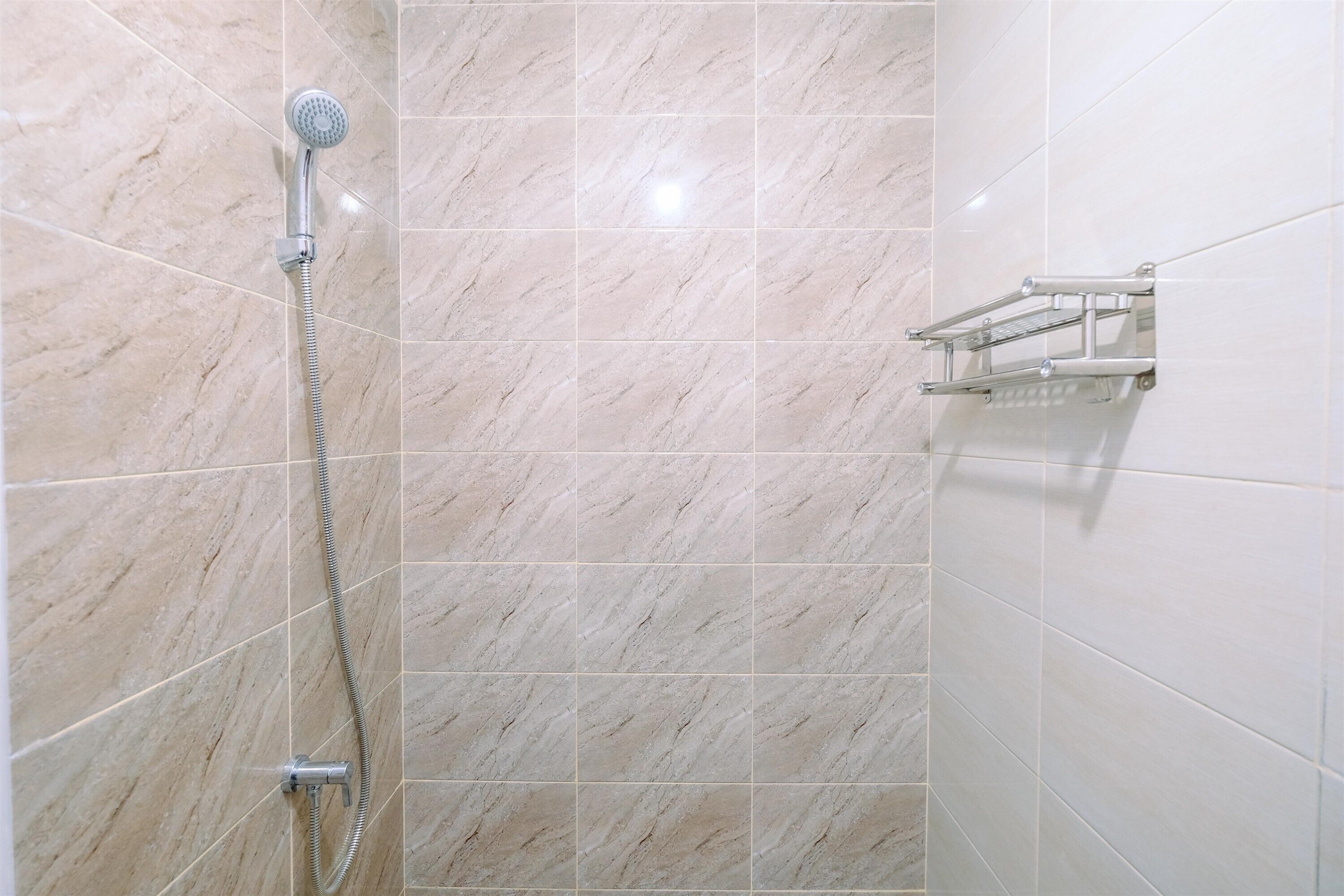 Studio | Bathroom | Shower, towels, soap, shampoo