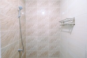 Ducha, toallas, jabón, shampoo