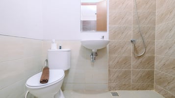 Studio | Bathroom | Shower, towels, soap, shampoo