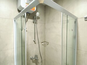 Apartment | Bathroom | Shower, towels - Minimalist Studio At Pollux Chadstone Apartment (Cikarang)