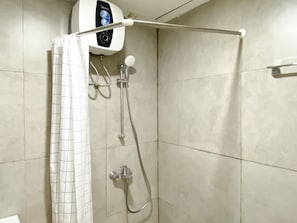 Studio | Bathroom | Shower, towels, soap, shampoo