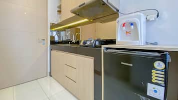Estudio | Cocina privada | Refrigerador, parrilla de estufa y arrocera