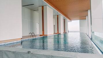 Hồ bơi ngoài trời