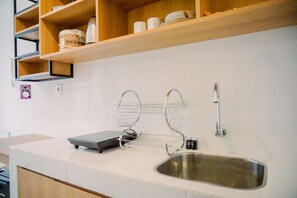 Studio, 1 queensize bed | Privékeuken | Een minikoelkast, een kookplaat, een rijstkoker