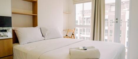 Monolocale, 1 letto queen | Una scrivania