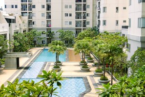 Outdoor pool - Good Deal And Homey 1Br Maple Park Sunter Apartment (Jakarta)