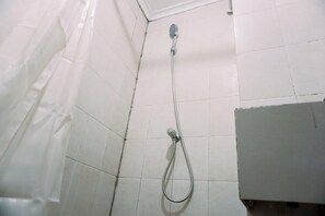 Apartment | Badezimmer | Dusche, Handtücher, Seife, Shampoo