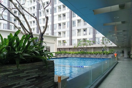 Una piscina al aire libre