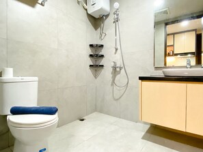 Apartment | Bathroom | Shower, towels, soap, shampoo