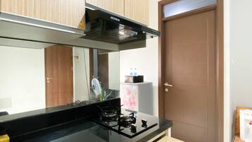 Appartement | Privékeuken | Een koelkast, een kookplaat, een rijstkoker