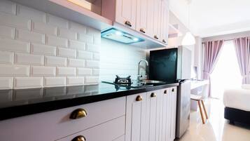 Studio | Private kitchen | Fridge, stovetop, electric kettle