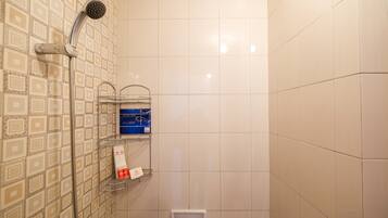 Studio | Kamar mandi | Shower, perlengkapan mandi gratis, handuk, dan sabun