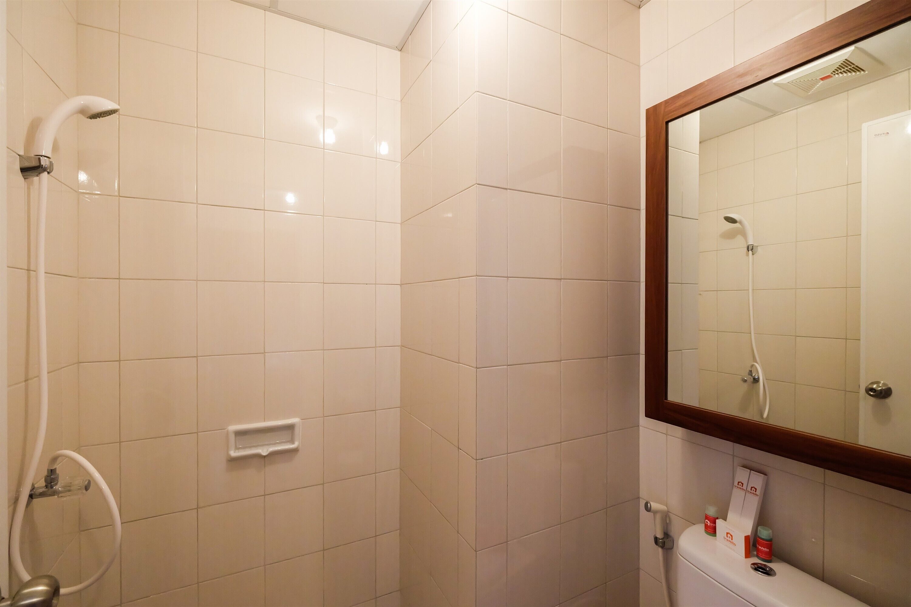 Studio | Bathroom | Shower, free toiletries, towels, soap