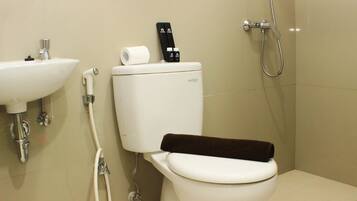 Studio | Bathroom | Shower, free toiletries, towels, soap