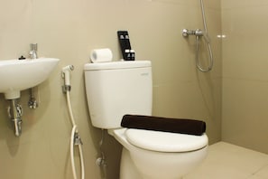 Studio | Salle de bain | Douche, articles de toilette (gratuits), serviettes fournies, savon