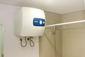 Studio | Bathroom | Shower, free toiletries, towels, soap