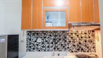 Estudio | Cocina privada | Refrigerador, parrilla de estufa y comedor