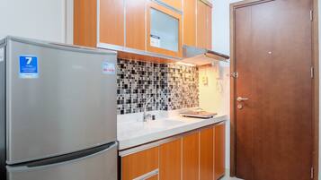 Studio | Private kitchen | Fridge, stovetop, dining tables