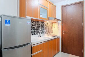 Studio | Eget kjøkken | Kjøleskap, kokeplater og spisebord