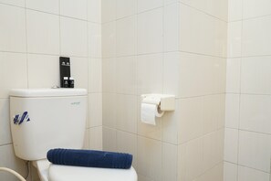 Studiolejlighed | Badeværelse | Bruser, gratis toiletartikler, håndklæder, Sæbe