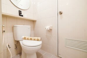 Studio | Badezimmer | Dusche, kostenlose Toilettenartikel, Handtücher, Seife