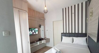Homey And Cozy Living Studio Amartha View Apartment
