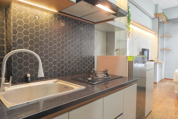 Studio | Private kitchen | Fridge, stovetop, rice cooker - Relaxing And Comfy Studio Sunter Park View Apartment (Jakarta)